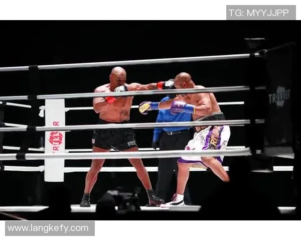 今天泰森与小罗伊琼斯的巅峰对决引发拳击界热议与期待