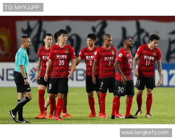 恒大队与上港队激战正酣谁将赢得中超巅峰对决的荣耀与未来