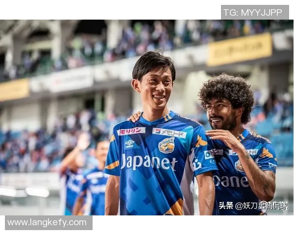 新泻天鹅与长崎航海的激烈对决展现足球魅力与团队精神 新泻天鹅与长崎航海的激烈对决展现足球魅力与团队精神