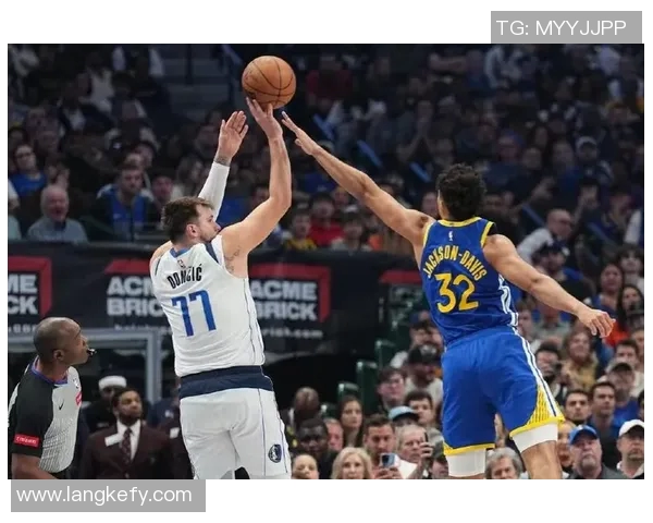 勇士与独行侠激战正酣精彩直播尽在眼前不容错过