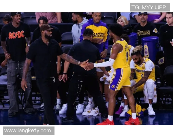 施罗德领衔湖人对决马刺全力争胜展现球队实力与韧性