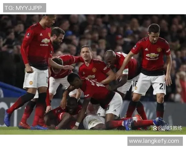 球迷疯狂行为再现欧冠赛场上演C罗球衣抢夺奇观