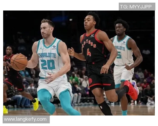 黄蜂队与海沃德的精彩对决揭示球队未来发展方向与战术调整 黄蜂队与海沃德的精彩对决揭示球队未来发展方向与战术调整