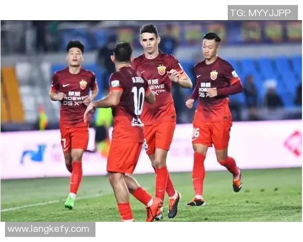 上海上港迎战江苏FC争夺中超联赛关键三分的激烈对决 上海上港迎战江苏FC争夺中超联赛关键三分的激烈对决