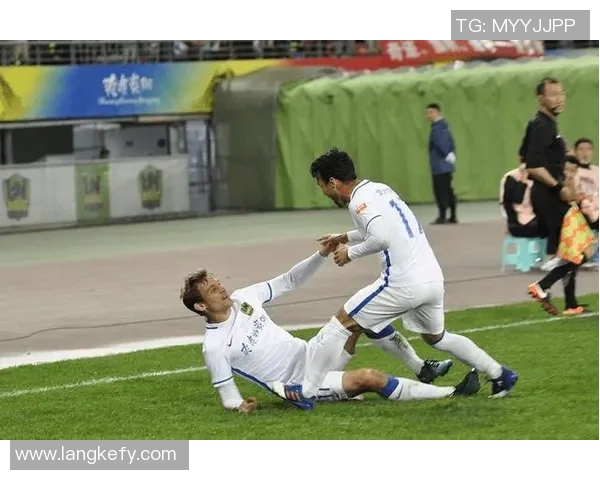 权健与申花激战正酣精彩瞬间回顾与赛后分析