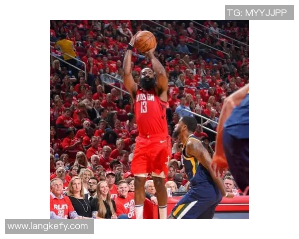 火箭队与76人队激战正酣球迷期待精彩对决与精彩瞬间 火箭队与76人队激战正酣球迷期待精彩对决与精彩瞬间